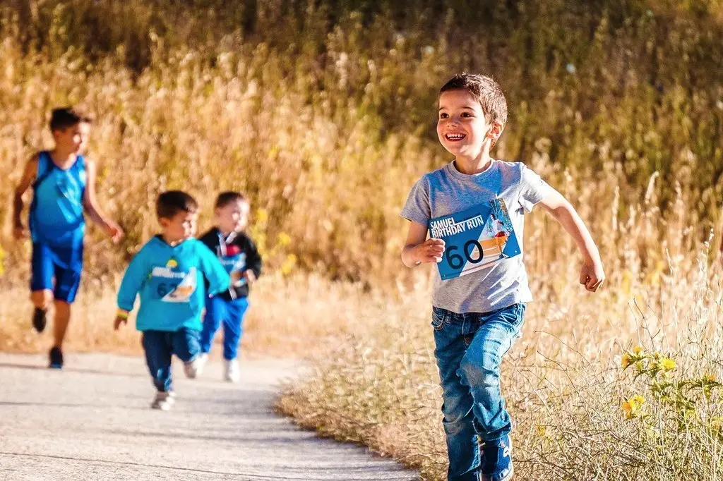 Diafilm4 - Kisfiúk futnak